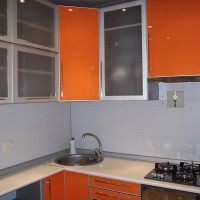 Оранжевый фасад кухни
